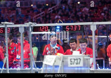 St. Louis, USA. 23. April 2015. Teilnehmer aus Peking, China, Teilnahme am Robotics Wettbewerb endgültig für Gymnasiasten in St. Louis, USA, am 23. April 2015. 15.000 Gymnasiasten 608 Teams nahmen an dem Wettbewerb, eines der größten in der Welt. Teams aus Chinas Peking, Shanghai und Shenzhen haben bis in die Endausscheidung gekämpft. Bildnachweis: He Xianfeng/Xinhua/Alamy Live-Nachrichten Stockfoto