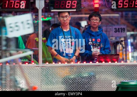 St. Louis, USA. 23. April 2015. Teilnehmer aus Shanghai, China, Teilnahme am Robotics Wettbewerb endgültig für Gymnasiasten in St. Louis, USA, am 23. April 2015. 15.000 Gymnasiasten 608 Teams nahmen an dem Wettbewerb, eines der größten in der Welt. Teams aus Chinas Peking, Shanghai und Shenzhen haben bis in die Endausscheidung gekämpft. Bildnachweis: He Xianfeng/Xinhua/Alamy Live-Nachrichten Stockfoto