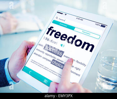 Mann liest die Definition der Freiheit Stockfoto
