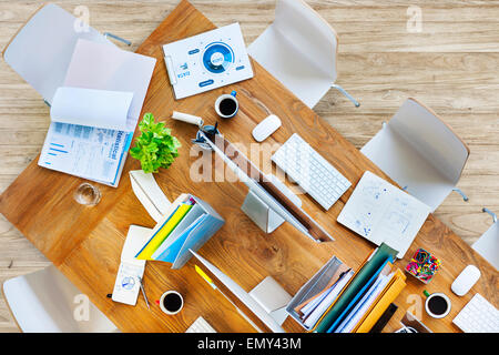 Zeitgenössische Bürotisch mit Ausrüstungen und Stühle Stockfoto