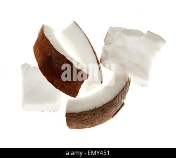 Mehreren Kokos Kernel Brocken isoliert auf weißem Hintergrund Stockfoto