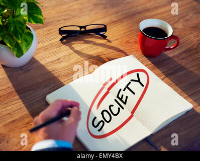 Mann mit einem Notizblock und Gesellschaft Konzepte Stockfoto