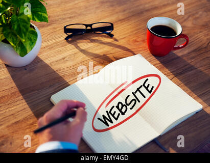 Mann mit Notizblock und Website-Konzepte Stockfoto