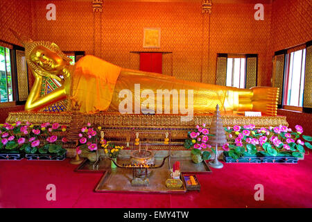 Goldene Statue von Buddha in Thai Tempel Stockfoto