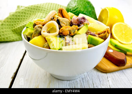 Salat von Meeresfrüchten und Avocado in Schüssel auf leichte board Stockfoto