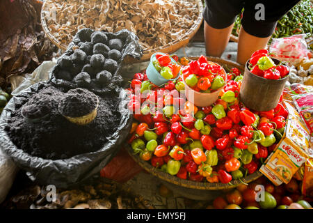 Glockenförmige Paprika Früchte an traditionellen Markt von Rantepao, Toraja, Indonesien. Stockfoto