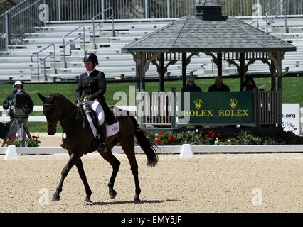 Lexington, KY, USA. 24. April 2015. 23. April 2015: #22 Tsunami und Sarah Cousins im Wettbewerb am ersten Tag der Dressur an der Rolex-drei-Tages-Veranstaltung im Kentucky Horse Park in Lexington, Kentucky Candice Chavez/ESW/CSM/Alamy Live-Nachrichten Stockfoto