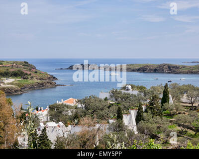 A Blick über den Hafen von Port Lligat, mit dem Haus von Salvador Dali, heute ein Museum, Port Lligat, Katalonien, Spanien. Stockfoto