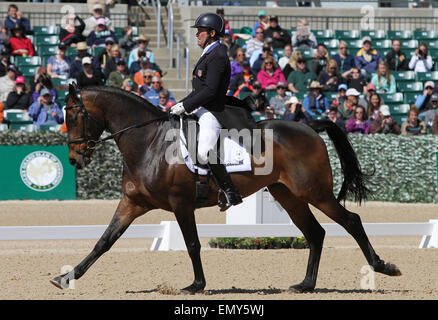 Lexington, KY, USA. 24. April 2015. 23. April 2015: # 44 Fernhill Cubalawn und Phillip Dutton im Wettbewerb am ersten Tag der Dressur an der Rolex-drei-Tages-Veranstaltung im Kentucky Horse Park in Lexington, Kentucky Candice Chavez/ESW/CSM/Alamy Live-Nachrichten Stockfoto