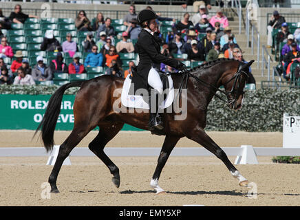 Lexington, KY, USA. 24. April 2015. 23. April 2015: #46 Wundermaske und Sharon White im Wettbewerb am ersten Tag der Dressur an der Rolex-drei-Tages-Veranstaltung im Kentucky Horse Park in Lexington, Kentucky Candice Chavez/ESW/CSM/Alamy Live-Nachrichten Stockfoto