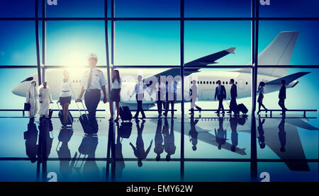 Multiethnische Gruppe von Geschäftsleuten mit Flugzeug Stockfoto