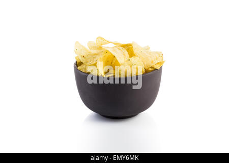 Appetitlich, chips Golden in der dunklen Stein Schüssel, isoliert auf weiss Stockfoto