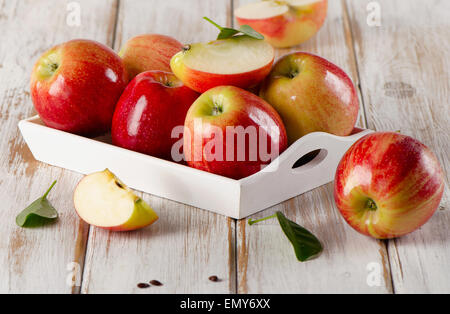 Frische reife Äpfel in weiße Holzbox. Selektiven Fokus Stockfoto