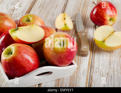 Die Reifen Äpfel in einem weißen Holzkasten. Selektiven Fokus Stockfoto