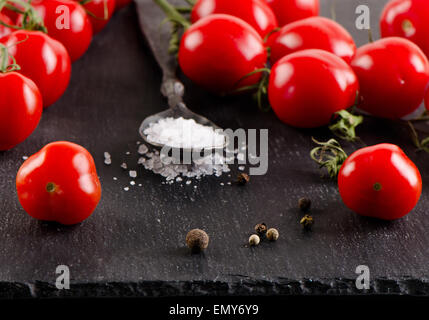Frische reife Tomaten auf schwarzem Hintergrund. Selektiven Fokus Stockfoto