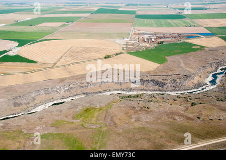 De-bewässert Snake River Channel und Ackerland auf der Nordseite des Snake River unterhalb des Milner Dam in Yunan Idaho Stockfoto