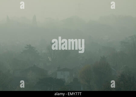 Wimbledon London, UK. 24. April 2015. Dunstig nebligen Start erstreckt sich die Landschaft in South West London Credit: Amer Ghazzal/Alamy Live-Nachrichten Stockfoto