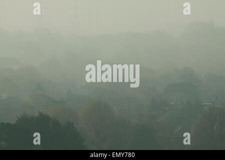 Wimbledon London, UK. 24. April 2015. Dunstig nebligen Start erstreckt sich die Landschaft in South West London Credit: Amer Ghazzal/Alamy Live-Nachrichten Stockfoto