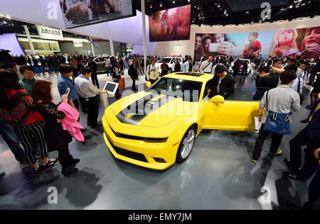 Shanghai, China. 23. April 2015. Der neue Chevrolet Camaro während der 16. internationalen Automobil-Industrie-Ausstellung im Shanghai Exhibition and Convention Center. Bildnachweis: Marcio Machado/ZUMA Draht/Alamy Live-Nachrichten Stockfoto