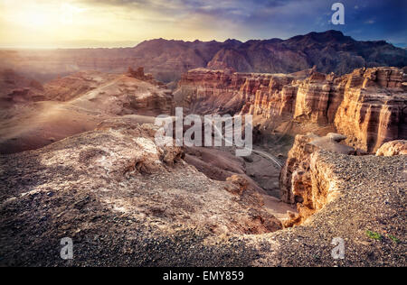 Tscharyn Grand Canyon am bewölkten Sonnenuntergang Himmel in Kasachstan Stockfoto