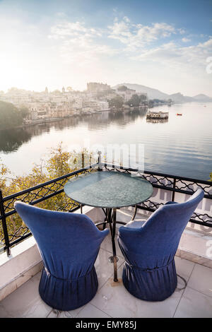 Dach-Restaurant mit schönem Blick auf Lake Pichola morgens in Udaipur, Rajasthan, Indien Stockfoto