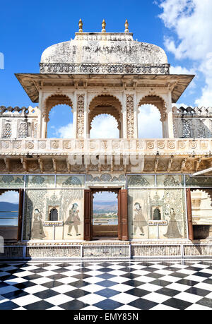 City Palace Museum mit surrealen Schach Boden in Udaipur, Rajasthan, Indien Stockfoto