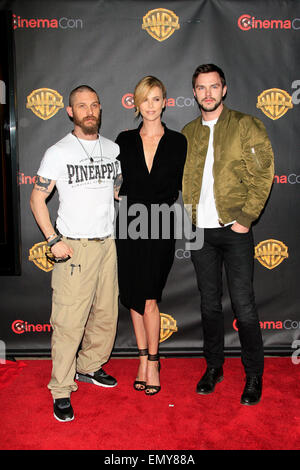 Las Vegas, Nevada. 21. April 2015. Tom Hardy, Charlize Theron und Nicholas Hoult ankommen in 2015 CinemaCon - Warner Bros präsentiert The Big Picture im Caesars Palace Resort and Casino am 21. April 2015 in Las Vegas, Nevada. / Picture Alliance statt © Dpa/Alamy Live-Nachrichten Stockfoto