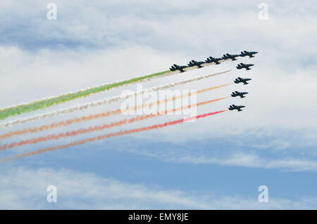 Neapel, Italien. 23. April 2015. Eid der Kadetten der italienischen Luftwaffe "Frecce Tricolori" in Pozzuoli. Bildnachweis: Paola Visone/Pacific Press/Alamy Live-Nachrichten Stockfoto