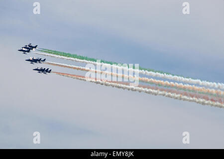 Neapel, Italien. 23. April 2015. Eid der Kadetten der italienischen Luftwaffe "Frecce Tricolori" in Pozzuoli. Bildnachweis: Paola Visone/Pacific Press/Alamy Live-Nachrichten Stockfoto