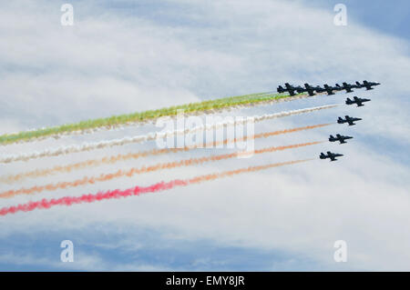 Neapel, Italien. 23. April 2015. Eid der Kadetten der italienischen Luftwaffe "Frecce Tricolori" in Pozzuoli. Bildnachweis: Paola Visone/Pacific Press/Alamy Live-Nachrichten Stockfoto