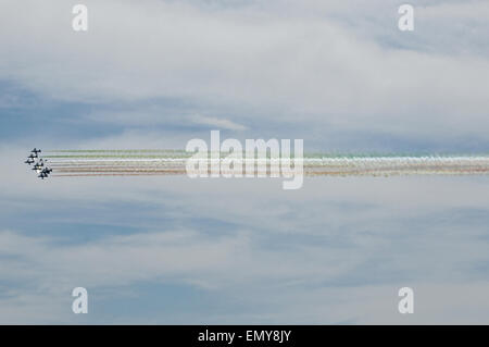 Neapel, Italien. 23. April 2015. Eid der Kadetten der italienischen Luftwaffe "Frecce Tricolori" in Pozzuoli. Bildnachweis: Paola Visone/Pacific Press/Alamy Live-Nachrichten Stockfoto