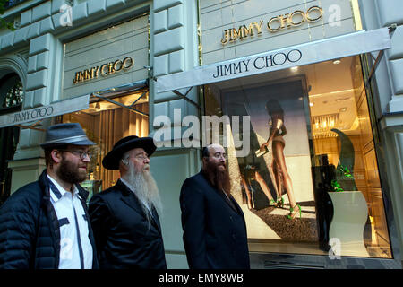 Prager Einkaufsstraße orthodoxe Juden vor dem Jimmy Choo Modegeschäft, Parizska Straße Prag, Altstadt, Tschechische Republik Juden reisen jüdische Menschen Stockfoto