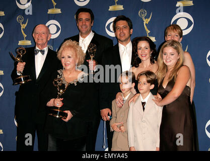 Datei-PIX: Sep 18, 2005; Los Angeles, Kalifornien, USA; Schauspieler PETER BOYLE, DORIS ROBERTS, BRAD GARRETT, RAY ROMANO, PATRICIA HEATON, SAWYER zu VERSÜßEN, SULLIVAN SWEETEN und MADYLIN VERSÜßEN Gewinner der herausragende Comedy-Serie für "Everybody Loves Raymond" im Presseraum auf der 57th Annual Primetime Emmy Awards. Bildnachweis: Lisa O'Connor/ZUMAPRESS.com/Alamy Live-Nachrichten Stockfoto