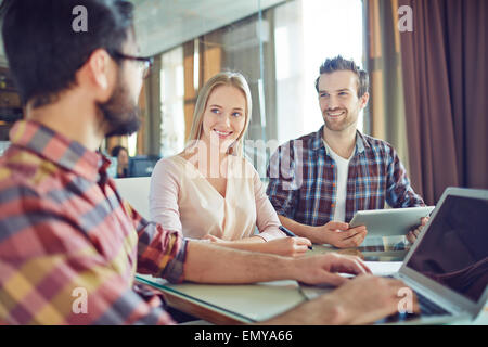 Zwei Mitarbeiter anhören Geschäftsmann Tagung Stockfoto