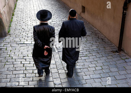 Prager Jüdisches Viertel Josefov zwei orthodoxe Juden laufen in der Cervena Straße Prager Gasse in der Kopfsteinpflasterstraße Josefov Altstadt Prager Bezirk Tschechische Republik Stockfoto