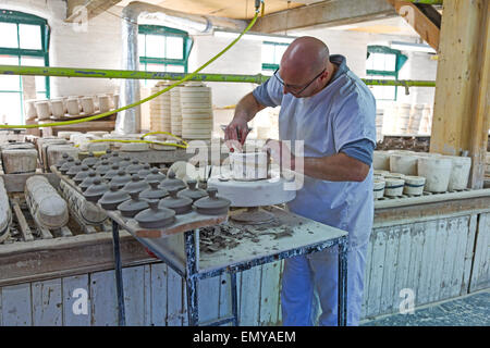 Ein männlicher Töpfer, der an einer Form in der Töpferfabrik Burleigh Middleport Stoke-on-Trent North Staffordshire England UK arbeitet Stockfoto