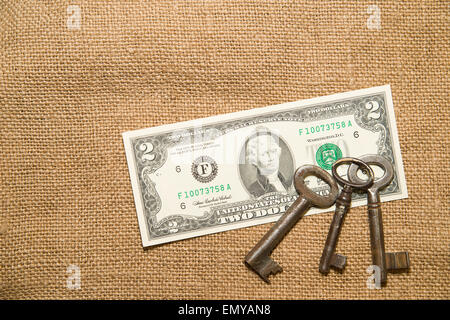 US-Dollar-Banknoten und alten Schlüssel auf einem alten Tuch Stockfoto