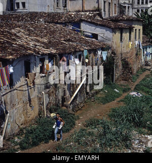 Armutsgegend in Salvador da Bahia, Brasilien Anfang 1990er Jahre. Häuser der Armen in Salvador da Bahia, Brasilien Anfang der 1990er Jahre. Stockfoto