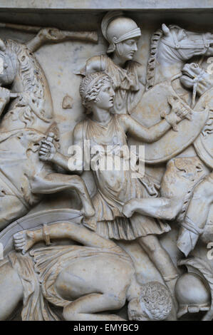 Römische Kaiserzeit. Becken der Skulptur eines Gottes Fluss Arno. Sarkophag. 170-180 N. CHR.. Schlachten zwischen Griechen und Amazonen. Relief Stockfoto