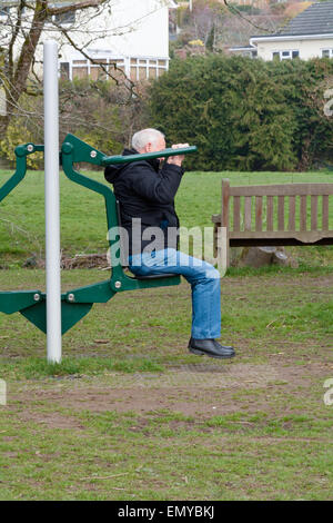 Älterer Mann mit Ausrüstung kostenlos im freien Gymnasium in Mill Moor Park, Bovey Tracey, England Stockfoto