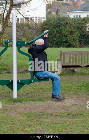 Älterer Mann mit Ausrüstung kostenlos im freien Gymnasium in Mill Moor Park, Bovey Tracey, England Stockfoto