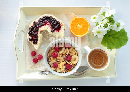 Tablett mit Getreide, Brot mit Marmelade und Kaffee Stockfoto