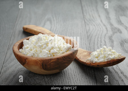 frische Quark in eine hölzerne Schüssel auf einem Holztisch Stockfoto