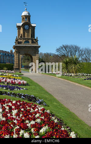 Die Esplanade Clock Tower und Gärten in Scarborough, North Yorkshire Küste im Nordosten Englands. Stockfoto