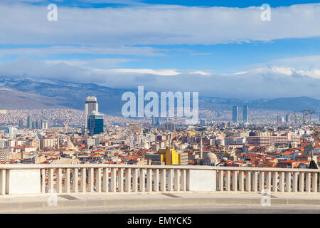Panorama mit modernen Gebäuden und Bergen am Horizont. Stadt Izmir, Türkei Stockfoto