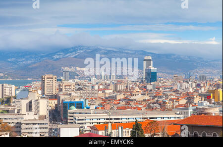 Panorama der Stadt Izmir, Türkei. Moderne Gebäude und Berge am Horizont Stockfoto