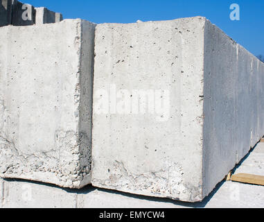 zwei Betonplatten baut man ein Haus außerhalb closeup Stockfoto