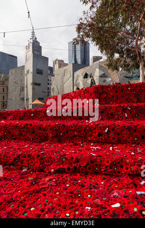 Melbourne, Australien. 24. April 2015. Ein Meer von handgefertigten roten Mohnblumen in Federation Square vor ANZAC Day hundertjährigen Gedenkfeiern am 25 April. Vor zwei Jahren begann Lynn Berry und Margaret Knight ein Community-basiertes Projekt zu ermutigen, zu 5000 häkeln Mohn anlässlich die Hundertjahrfeier der Gallipoli Landungen. Eine geschätzte 50.000 Mitwirkenden 250.000 Mohn und derzeit sind in Federation Square vor auf die Prinzen-Brücke für Anzac Tag verschoben wird. Bildnachweis: Kerin Forstmanis/Alamy Live-Nachrichten Stockfoto