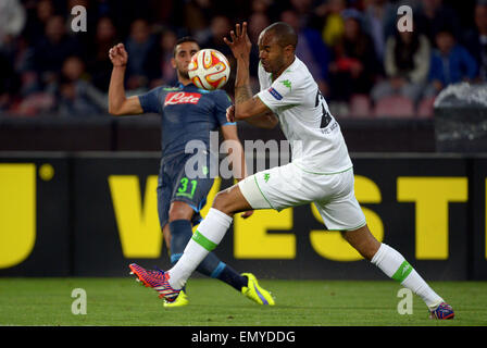 Neapel, Italien. 23. April 2015. Wolfsburgs Naldo (R) und Faouzi Ghoulam des SSC Napoli in Aktion während der UEFA Europa League Viertelfinale zweiten Bein Fußball-match zwischen SSC Napoli und VfL Wolfsburg im Stadio San Paolo in Neapel, Italien, 23. April 2015. Foto: Peter Steffen/Dpa/Alamy Live News Stockfoto