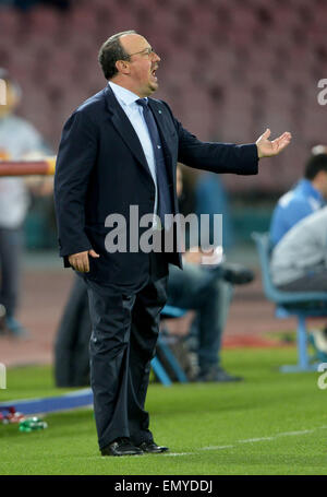 Neapel, Italien. 23. April 2015. Napoli Trainer Rafael Benitez Gesten während der UEFA Europa League Viertelfinale zweiten Bein Fußballspiel zwischen SSC Napoli und VfL Wolfsburg im Stadio San Paolo in Neapel, Italien, 23. April 2015. Foto: Peter Steffen/Dpa/Alamy Live News Stockfoto